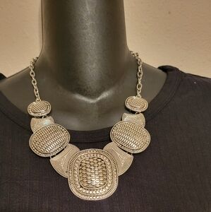 PAPARAZZI SHORT NECKLACE AND EARRINGS “PREHISTORIC POWERHOUSE” SILVER NECKLACE